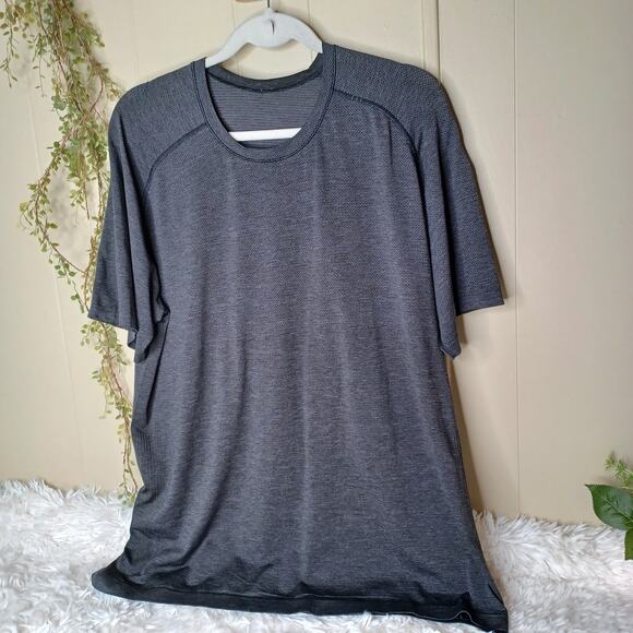 Lululemon Charcoal Gray Lightweight Short Sleeve Activewear Shirt Men's Size XL - Picture 1 of 4